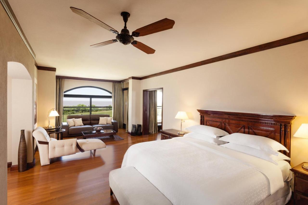 Sheraton Colonia Golf & Spa Resort Colonia del Sacramento Exteriör bild A guest room at the Four Seasons Hotel