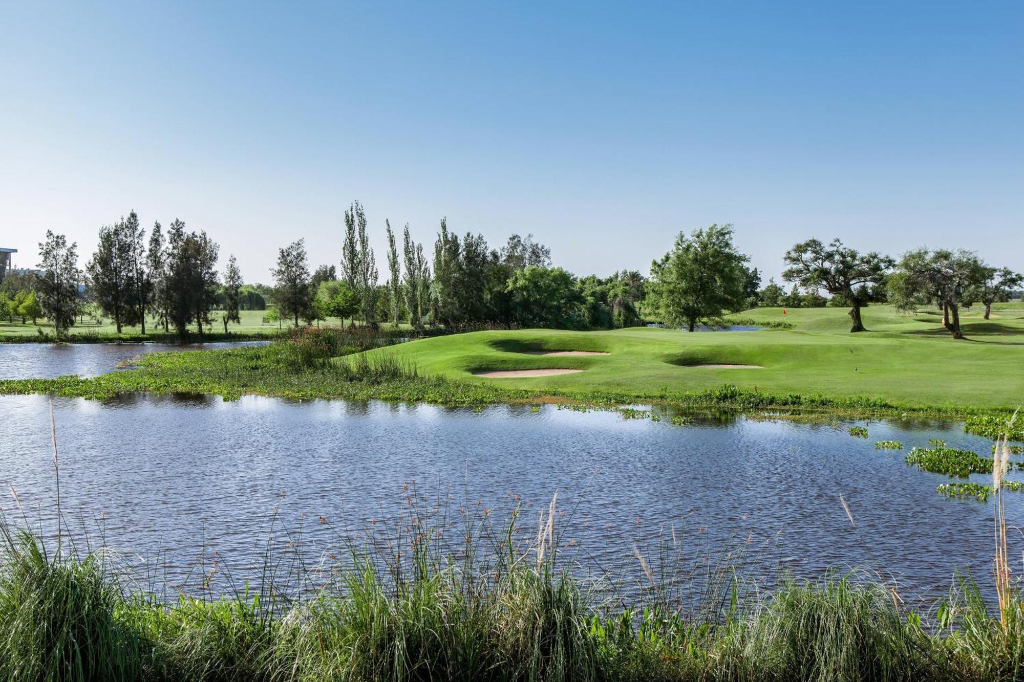 Sheraton Colonia Golf & Spa Resort Colonia del Sacramento Exteriör bild Golf course in the city