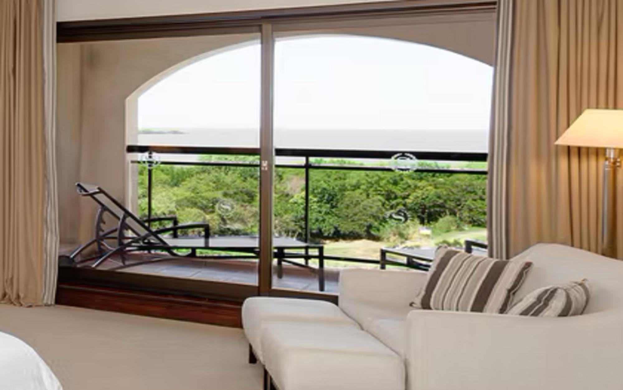 Sheraton Colonia Golf & Spa Resort Colonia del Sacramento Exteriör bild A window with a roller blind