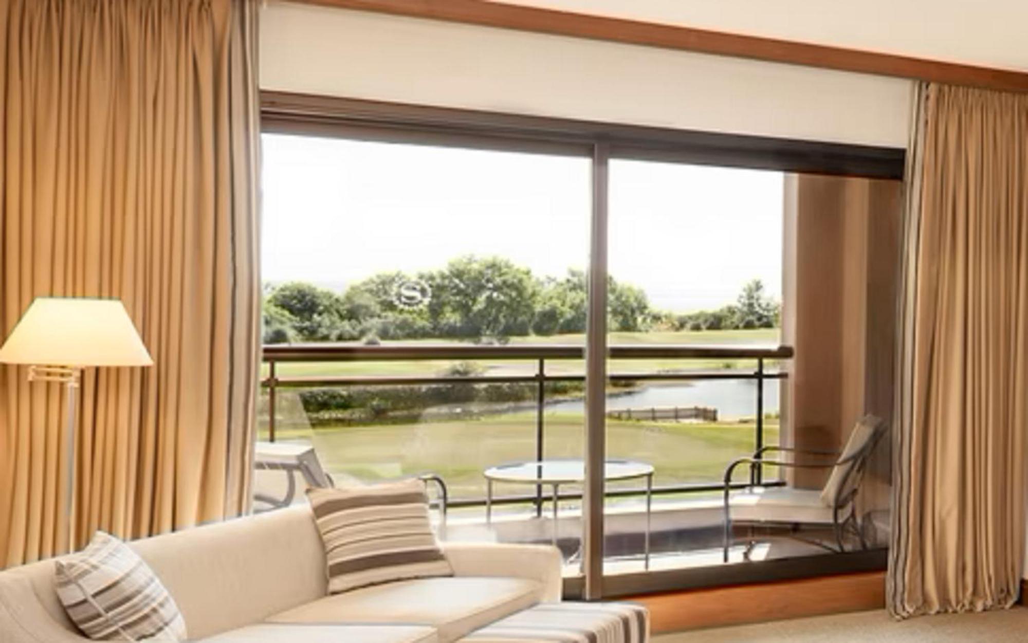 Sheraton Colonia Golf & Spa Resort Colonia del Sacramento Exteriör bild A view of the golf course from a suite