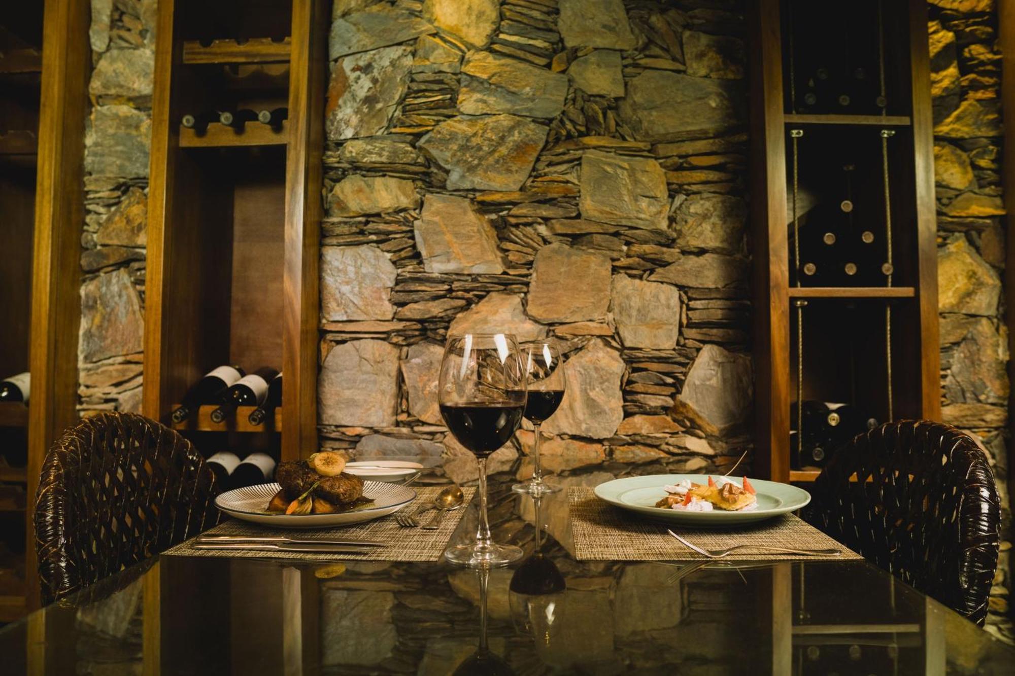 Sheraton Colonia Golf & Spa Resort Colonia del Sacramento Exteriör bild Wine tasting at the Wine Museum