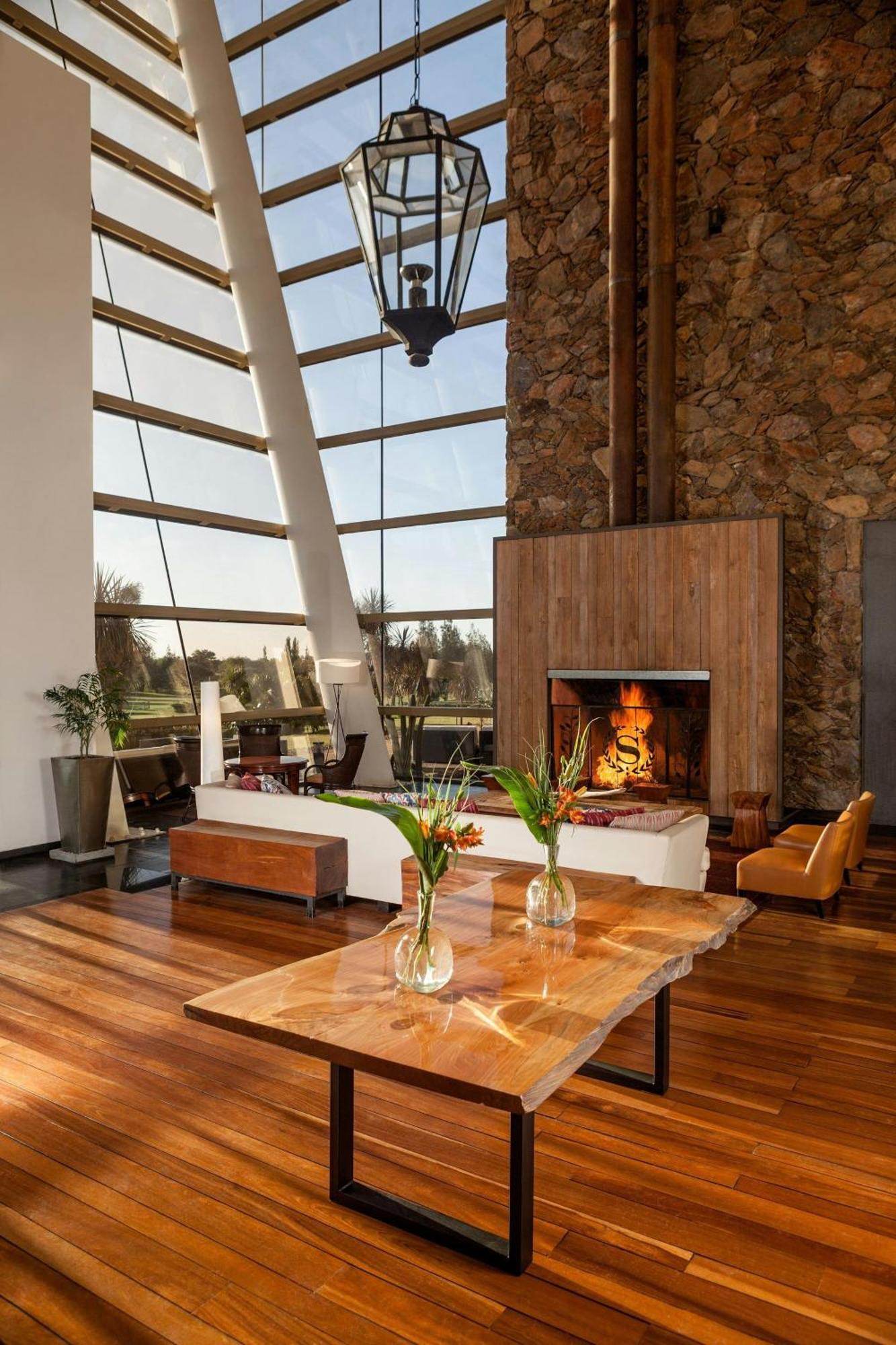 Sheraton Colonia Golf & Spa Resort Colonia del Sacramento Exteriör bild Interior of the clubhouse
