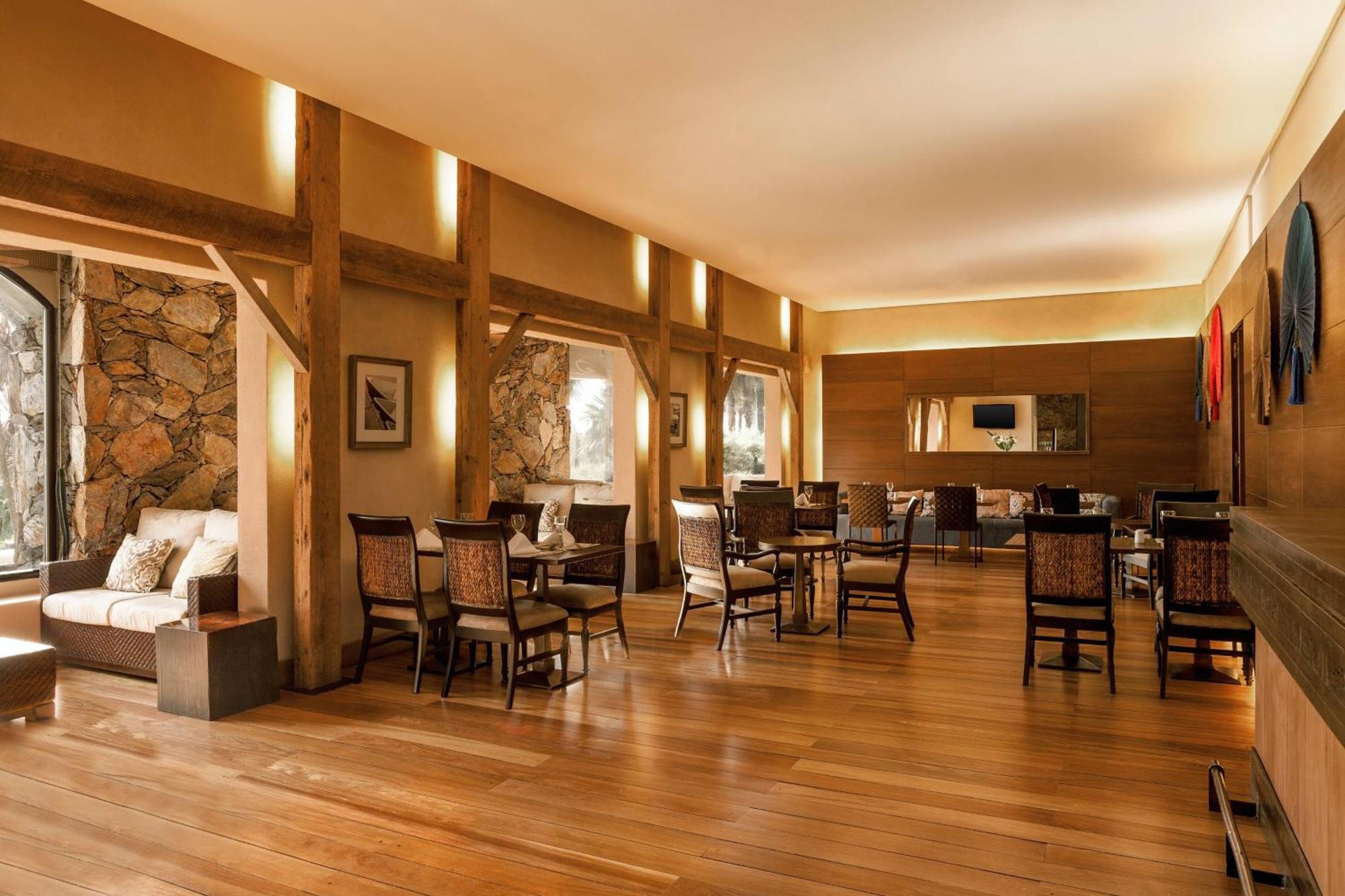 Sheraton Colonia Golf & Spa Resort Colonia del Sacramento Exteriör bild The restaurant at the hotel