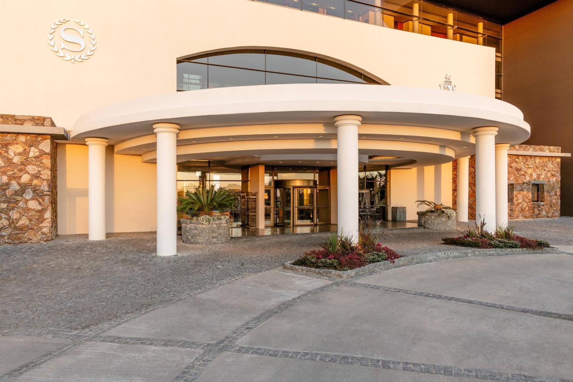 Sheraton Colonia Golf & Spa Resort Colonia del Sacramento Exteriör bild Entrance of the hotel