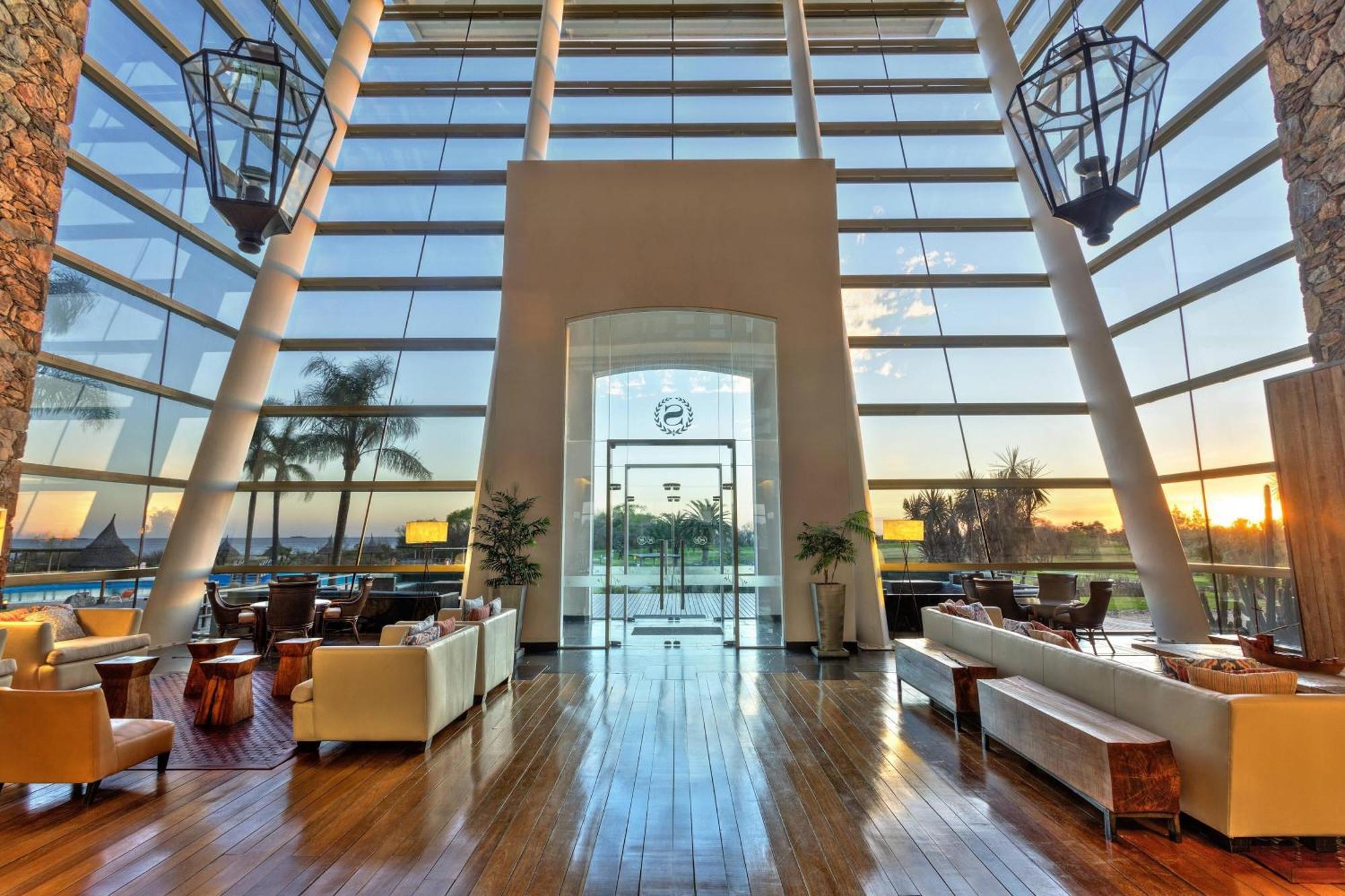Sheraton Colonia Golf & Spa Resort Colonia del Sacramento Exteriör bild The interior of the airport's VIP lounge