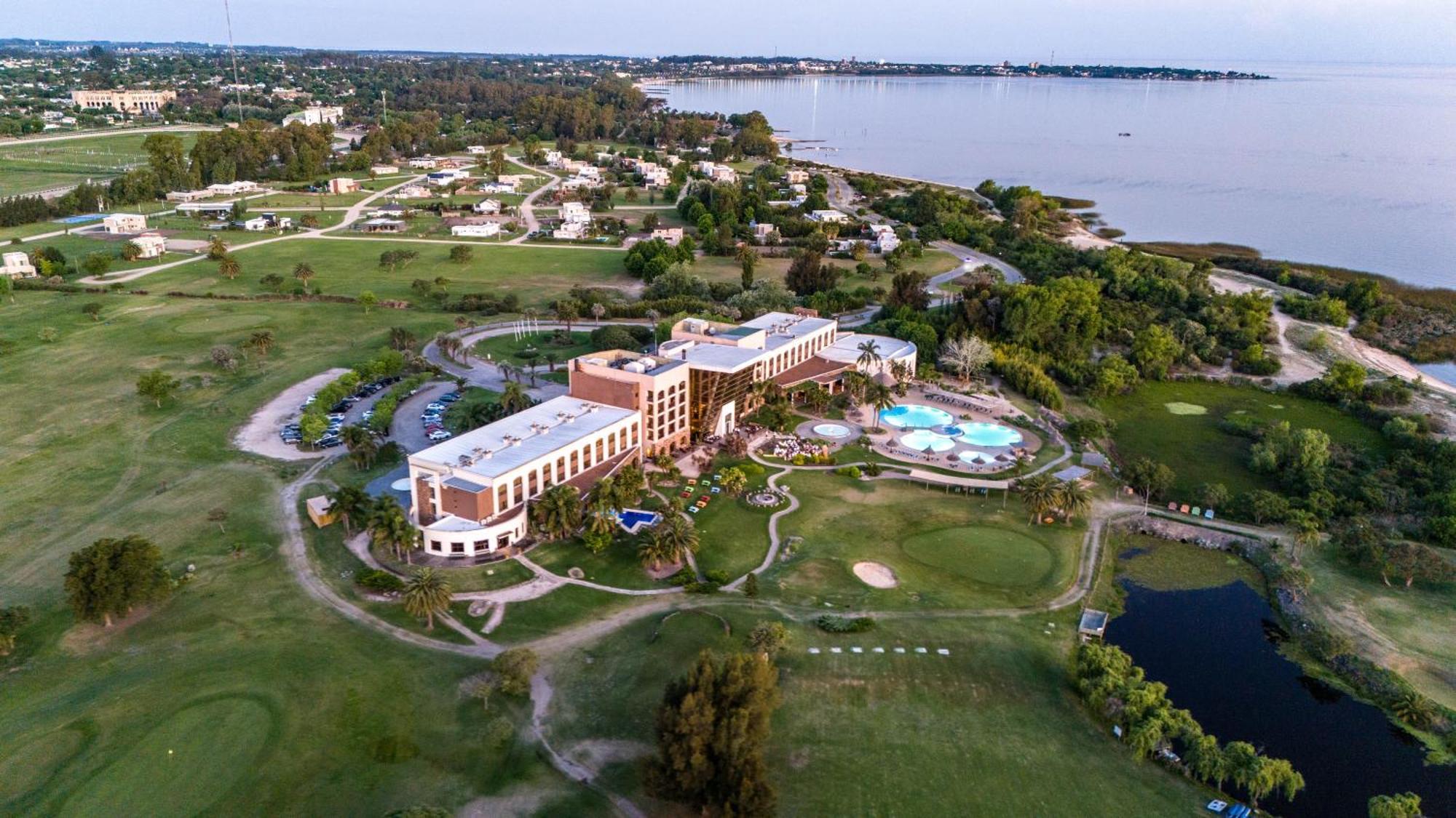 Sheraton Colonia Golf & Spa Resort Colonia del Sacramento Exteriör bild Aerial view of the hotel