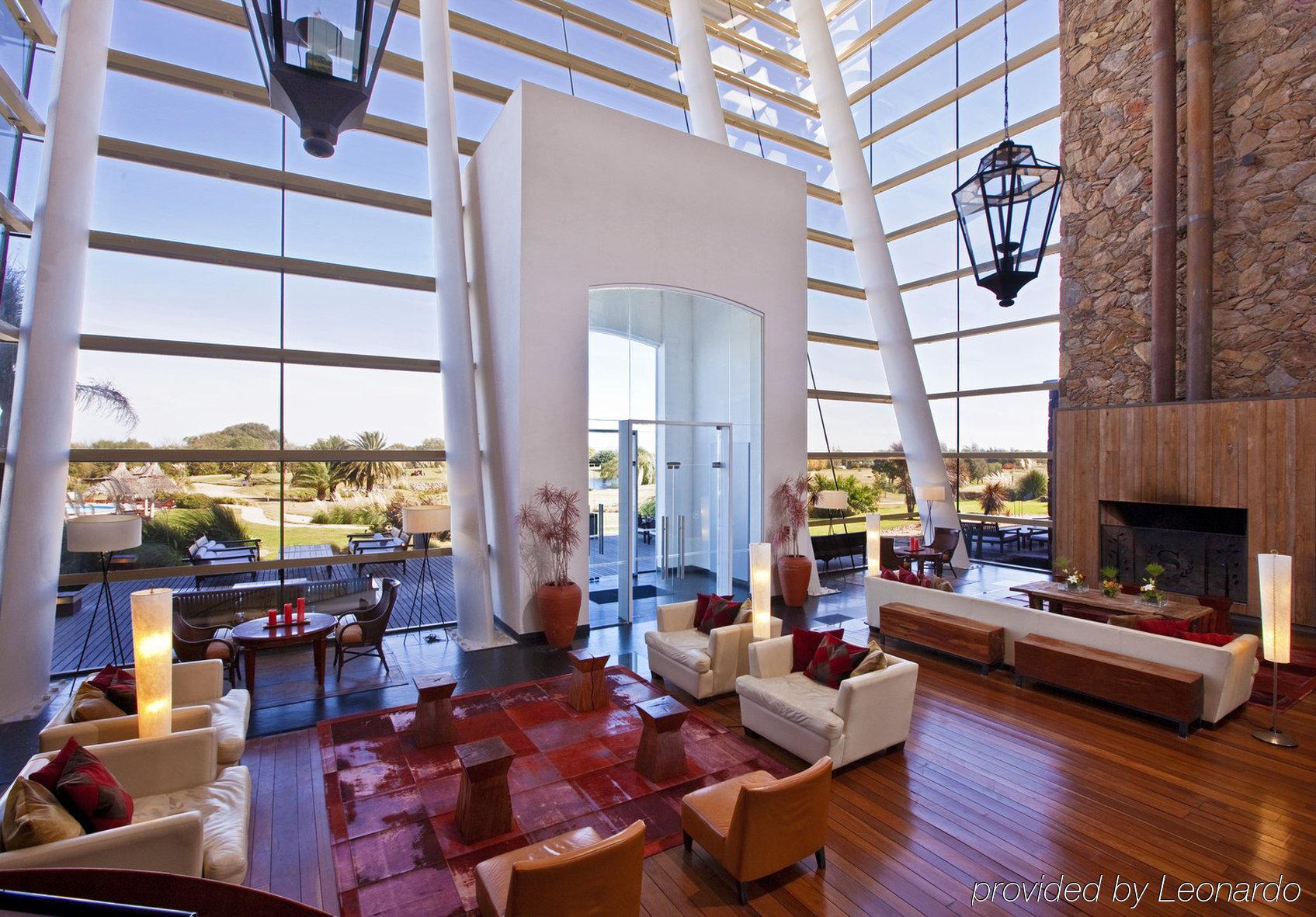 Sheraton Colonia Golf & Spa Resort Colonia del Sacramento Inreriör bild Interior of the clubhouse
