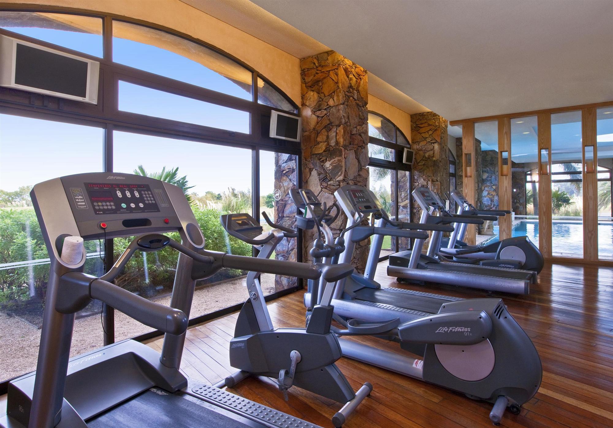 Sheraton Colonia Golf & Spa Resort Colonia del Sacramento Exteriör bild A gym at a hotel